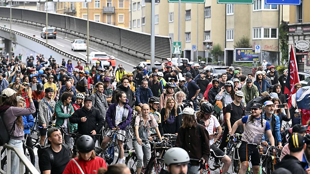 Die «Critical Mass» könnte in neuer und legaler Form wieder durchgeführt werden. Pro Velo hat bei der Stadt Zürich eine entsprechende Bewilligung beantragt. (Archivbild)