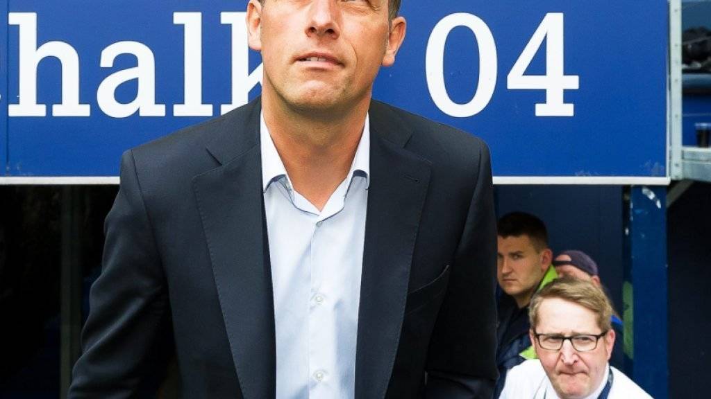 Markus Weinzierl, zuvor Coach bei Augsburg, läuft nun als Trainer von Schalke 04 ins Stadion ein