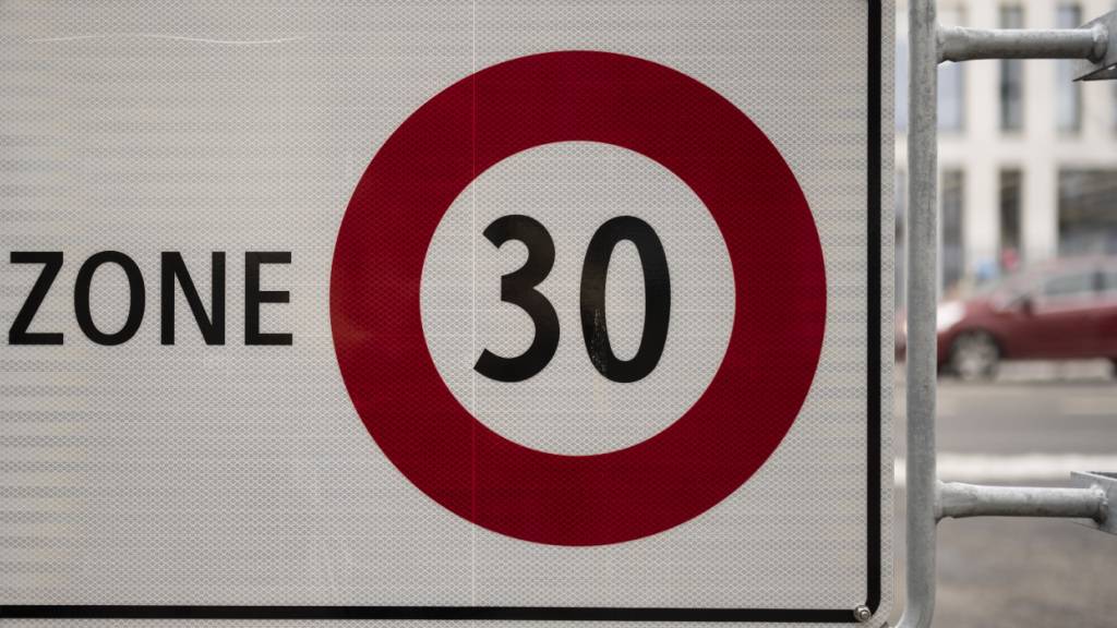 In der 30er-Zone an der Dorfstrasse in Reiden sind Verkehrsteilnehmende gemäss der Luzerner Polizei häufig zu schnell unterwegs. (Symbolbild)