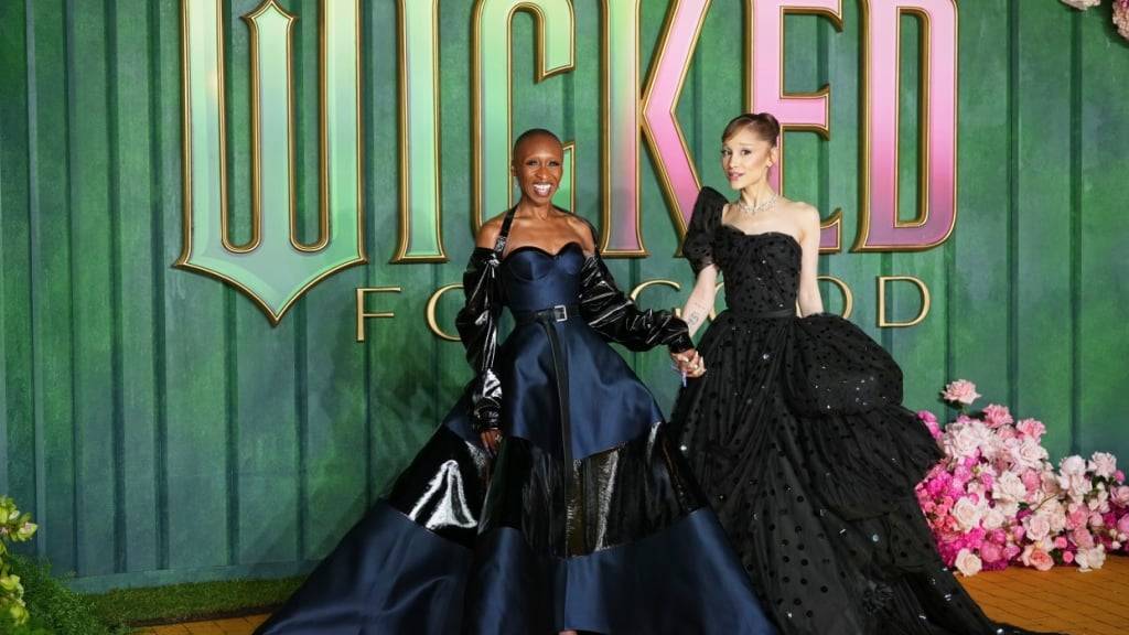 ARCHIV - Cynthia Erivo, links, und Ariana Grande posieren für Fotografen bei ihrer Ankunft bei der Premiere des Films «Wicked For Good» in London. Foto: Scott A Garfitt/Invision/dpa