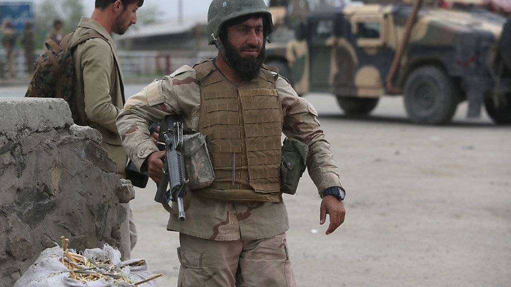 Afghanische Sicherheitskräfte riegeln den Anschlagsort im Zentrum von Kabul ab.
