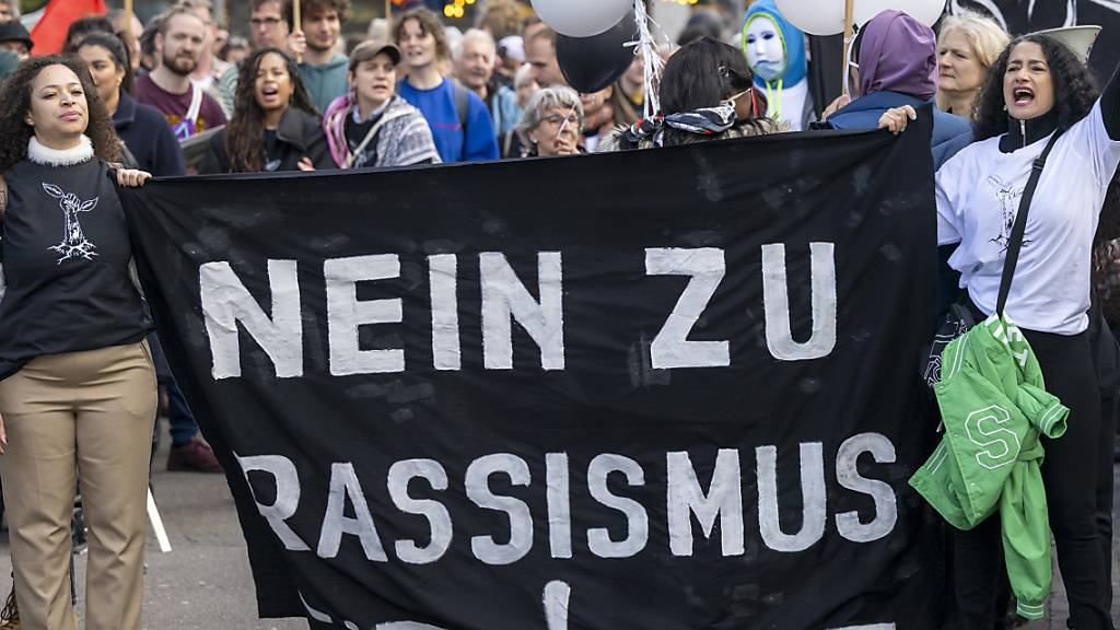 Der Zürcher Kantonsrat fordert vom Regierungsrat einen Massnahmenplan gegen Rassismus. (Symbolbild)