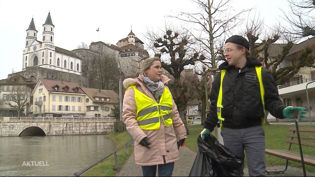 Versöhnungsaktion: Aargauer Grossräte sammeln zusammen Abfall