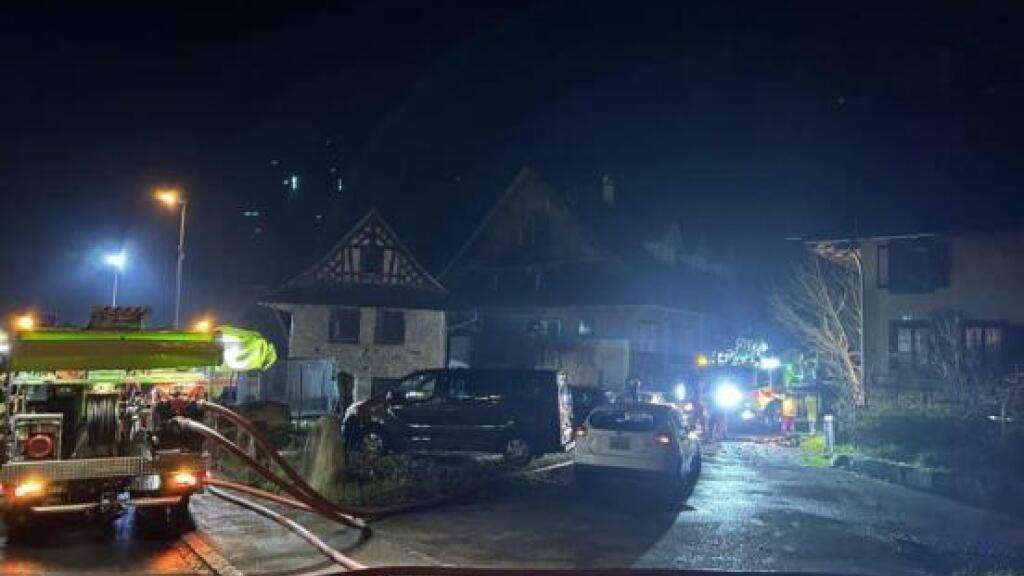 Die Feuerwehr Knonaueramt rückte in der Nacht auf Sonntag wegen eines Brandes in einer Küche aus.