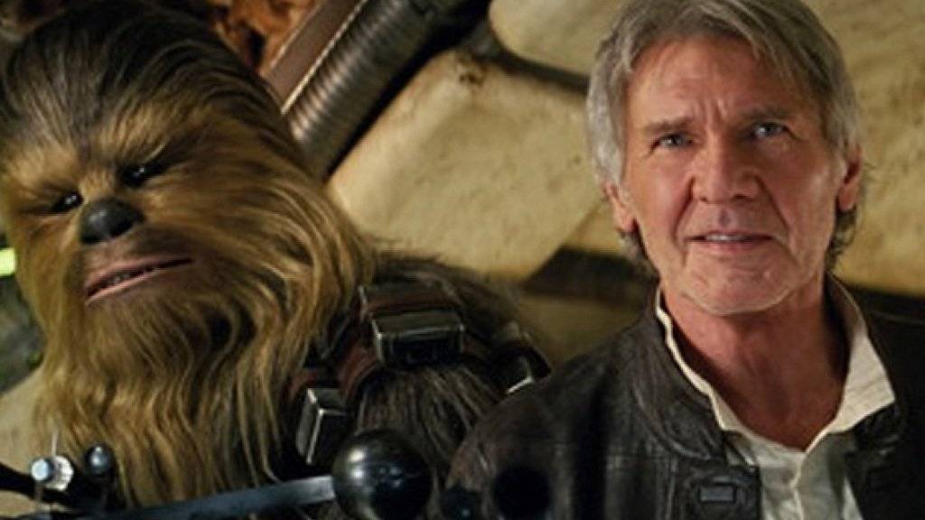 Die Lederjacke, die Harrison Ford (r) als Han Solo in «Star Wars: The Force Awakens» getragen hat, ist für einen guten Zweck versteigert worden. (AP Lucasfilm FILM FRAME)