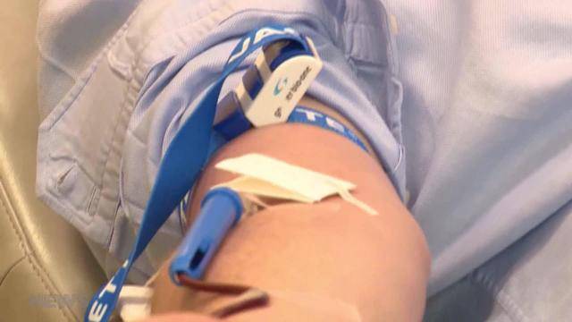 Gesundheitsdirektor spendet Blut