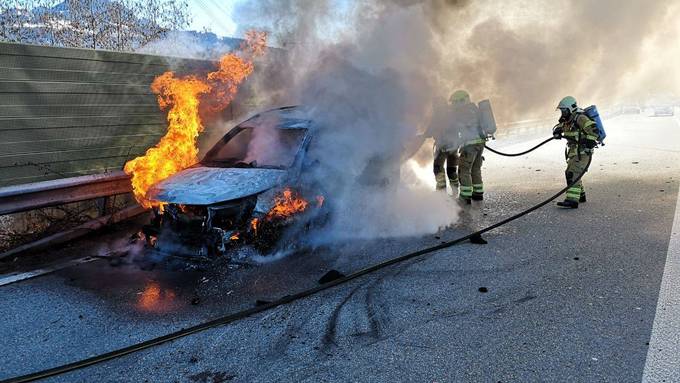 Auto brennt auf der Autobahn aus