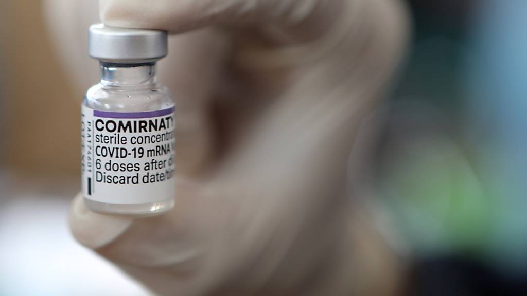Das Geschäft mit dem Corona-Impfstoff Comirnaty lässt die Kassen des US-Pharmaherstellers Pfizer klingeln. Pfizer hat erneut seine Jahresprognose erhöht.(Archivbild)