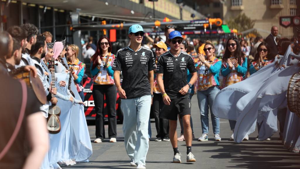 George Russell (links) und sein Mercedes-Teamkollege Kimi Antonelli schlendern durchs Fahrerlager
