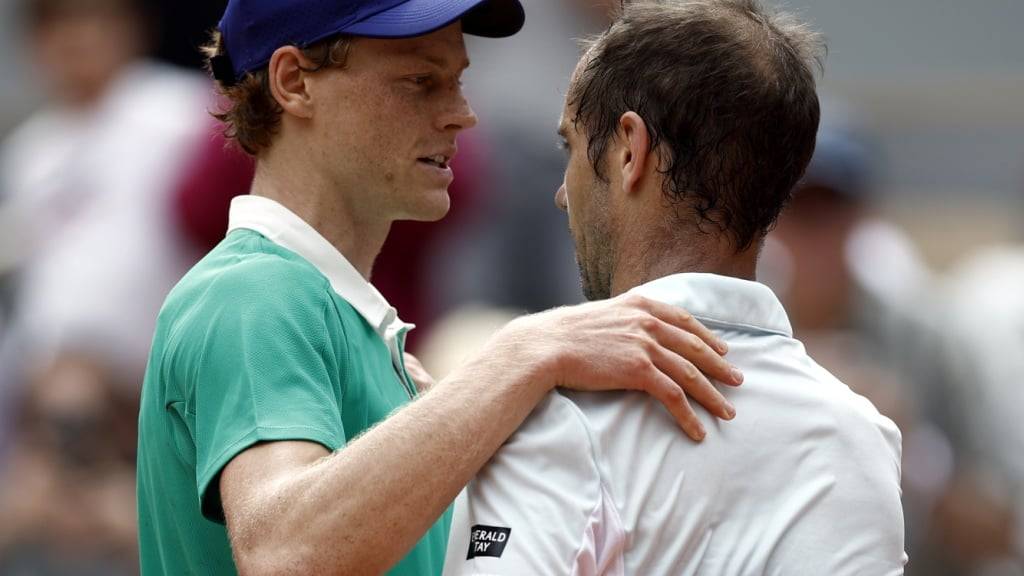 Jannik Sinner (links) erweist dem abtretenden Richard Gasquet die Ehre