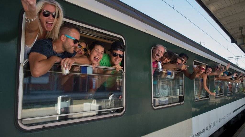 Fast fünf Mal pro Monat benutzen Schweizerinnen und Schweizer im Durchschnitt den Zug - zum Beispiel um aus dem Tessin an die Street Parade nach Zürich zu reisen. (Archivbild)