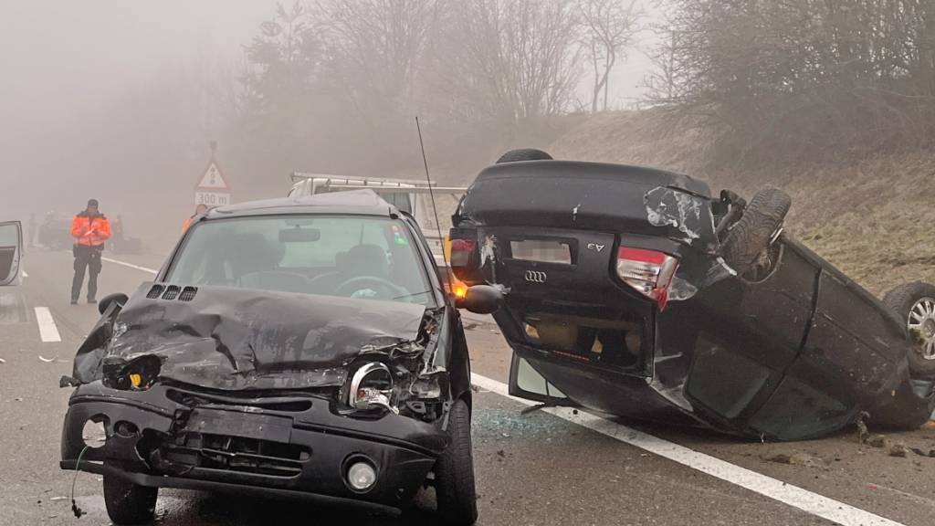 Auf vereister A7-Fahrbahn und bei dichtem Nebel ereigneten sich bei Kreuzlingen TG zahlreiche Selbstunfälle und Kollisionen.
