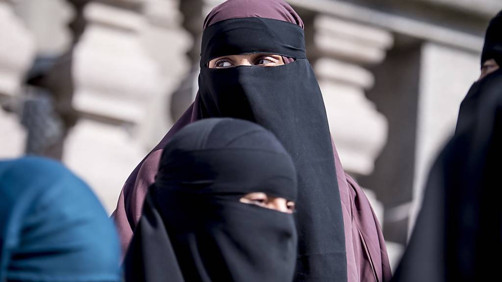 Der Nationalrat debattiert am Mittwoch über die Burka-Initiative. Diese verlangt, dass in der Schweiz im öffentlichen Raum das Gesicht nicht verhüllt werden darf. (Symbolbild)