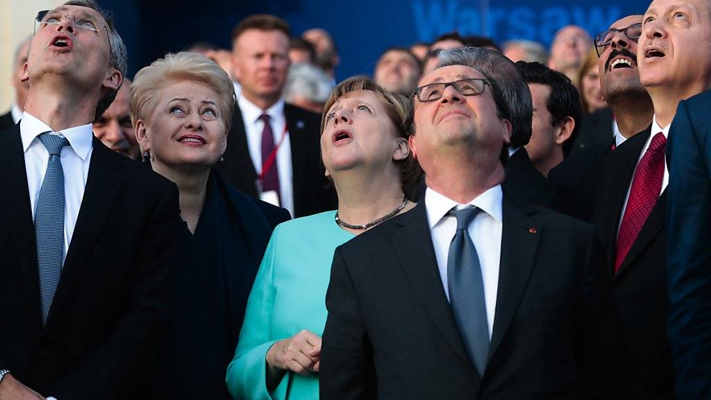 Die Staats- und Regierungschefs der NATO-Mitgliedsländer bewundern eine Flugshow in Warschau - von links nach rechts: NATO-Generalsekretär Stoltenberg, die litauische Präsidentin Grybauskaite, Kanzlerin Merkel, der französische Präsident Hollande und sein türkischer Amtskollege Erdogan.