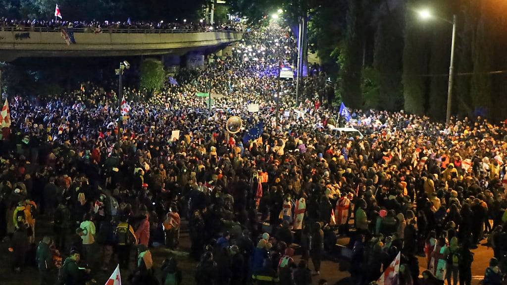 dpatopbilder - Demonstranten versammeln sich auf dem Platz der Helden während einer Protestaktion der Opposition gegen das «Russische Gesetz» im Zentrum von Tiflis. Foto: Zurab Tsertsvadze/AP/dpa