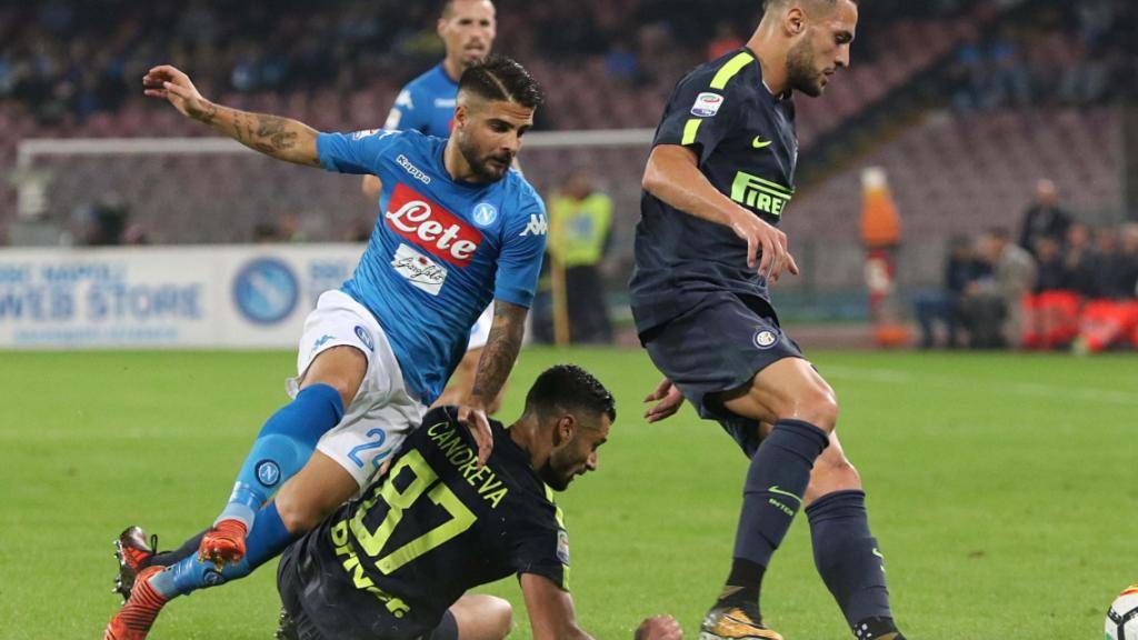 Hart umkämpft, aber ohne Sieger: der Spitzenkampf der Serie A zwischen Napoli (in hellblau) und Inter Mailand endet torlos