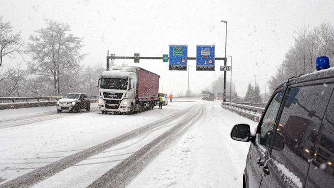 Der Wintereinbruch führte zu Verkehrsbehinderungen und Unfällen