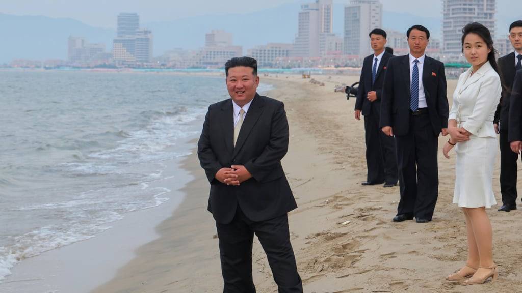 HANDOUT - Die von der staatlichen nordkoreanischen Nachrichtenagentur KCNA zur Verfügung gestellte Aufnahme zeigt den nordkoreanischen Machthaber Kim Jong Un (M) zusammen mit seiner Tochter Kim Ju Ae am Strand von Wonsan bei der Eröffnung des Touristengebiets Wonsan-Kalma. Foto: ---/KCNA via YNA/dpa - ACHTUNG: Nur zur redaktionellen Verwendung im Zusammenhang mit der aktuellen Berichterstattung und nur mit vollständiger Nennung des vorstehenden Credits
