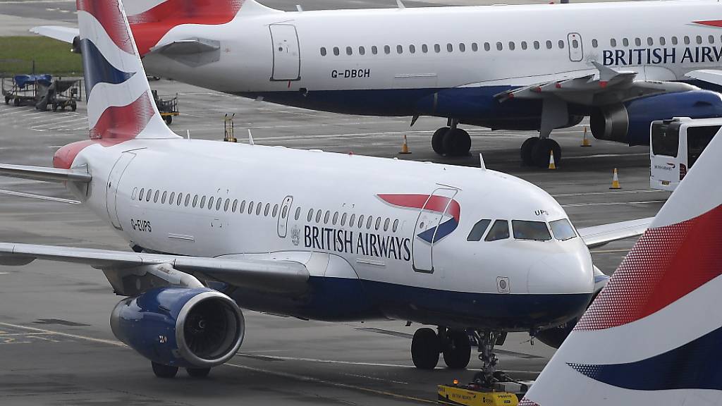 Die British-Airways-Mutter IAG ist im Sommer trotz der Erholung des Flugverkehrs tief in den roten Zahlen geblieben. Für das Gesamtjahr rechnet das Management jetzt mit einem operativen Verlust von etwa 3 Milliarden Euro. (Archivbild)