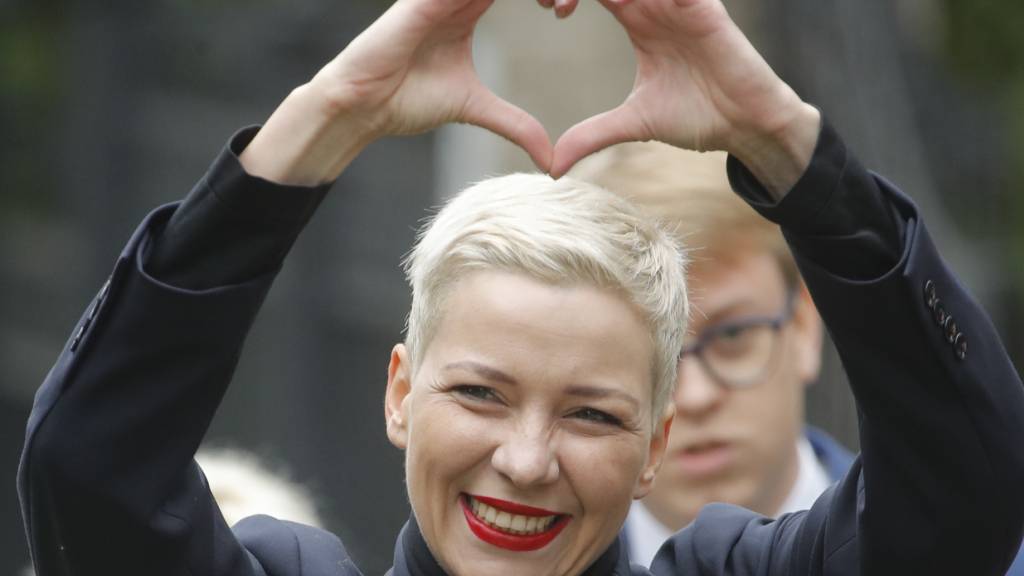 ARCHIV - Maria Kolesnikowa, eine der Oppositionsführerinnen in Belarus, formt mit ihren Händen auf dem Weg zu einem Untersuchungskomitee ein Herz. Foto: Dmitri Lovetsky/AP/dpa