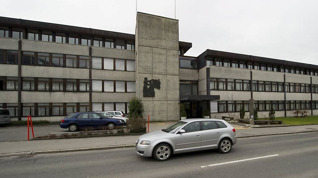 Das kantonale Verwaltungsgebäude in Schwyz soll nach Kaltbach zügeln. (Archivbild)