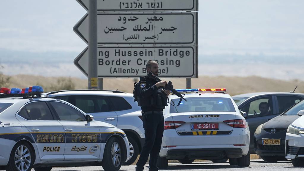 Israelische Polizisten stehen in der Nähe des Schauplatzes eines tödlichen Schusswechsels. Foto: Mahmoud Illean/AP/dpa