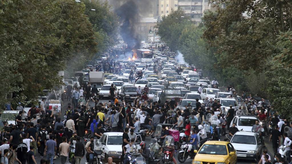 ARCHIV - Demonstranten skandieren während eines Protestes in der Innenstadt von Teheran Parolen gegen den Tod der 22-jährigen Iranerin Jina Mahsa Amini. Foto: Uncredited/AP/dpa