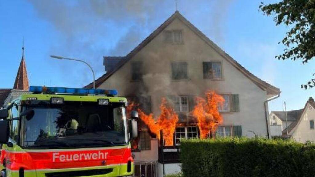 Beim Brand eines Mehrfamilienhauses in Rüschlikon wurden am Freitagmorgen zwei Personen leicht verletzt.