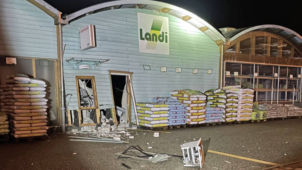 Bankomat-Sprenger haben sich in Schötz LU zu schaffen gemacht und das Landi-Gebäude dabei schwer beschädigt.
