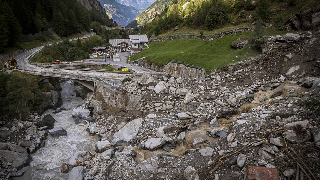 Wiedereröffnung der Strasse ins Saastal VS für Mittwoch geplant