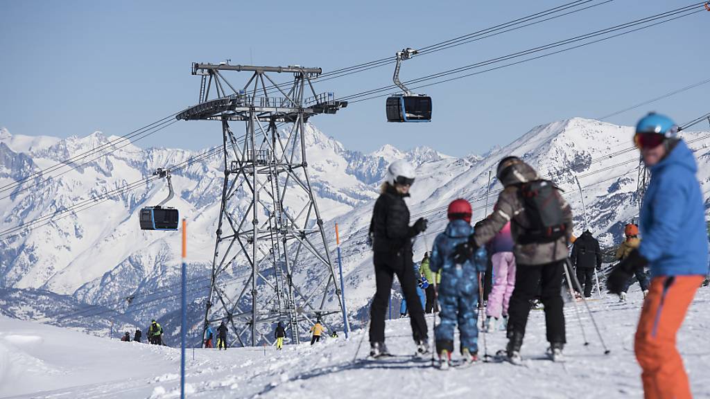 Die Schweizer Seilbahnen ziehen eine positive Bilanz zur Halbzeit der laufenden Wintersaison. Bis Ende Januar stiegen die Gästezahlen im Vergleich zum mehrjährigen Durchschnitt deutlich an.(Archivbild aus Zermatt)