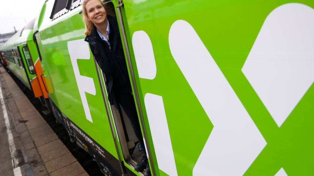 Lokführerin Laura Panzl vor einer Premierenfahrt eines neuen Flixtrain-Fernreisezugs im Hamburger Bahnhof Altona. (Archivbild)