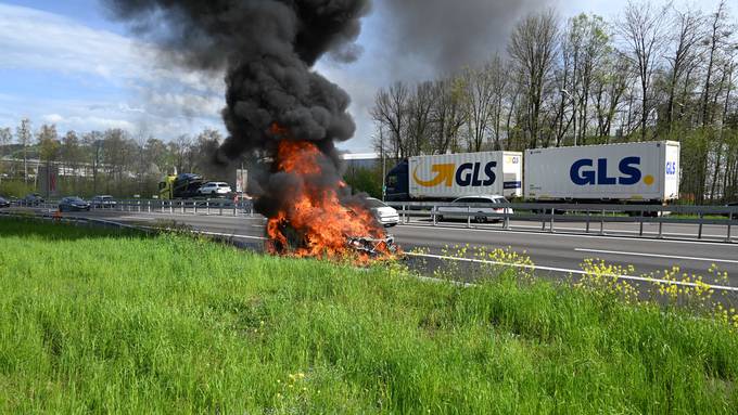Auto brennt lichterloh auf St.Galler Stadtautobahn