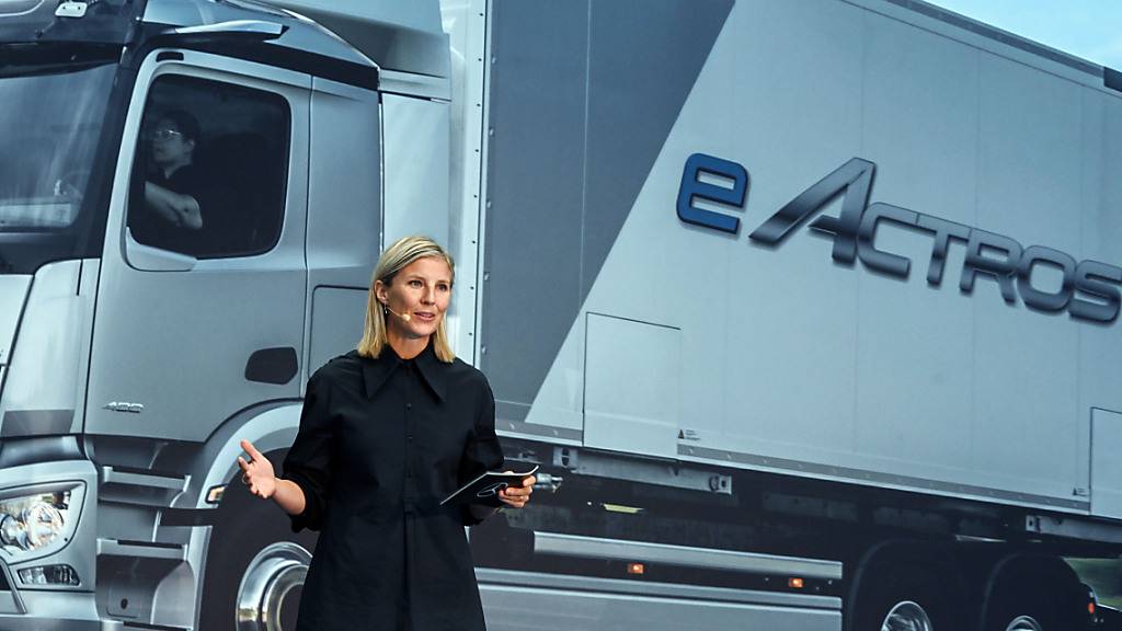 Daimler stellt Serienversion für E-Lastwagen vor (Archivbild)