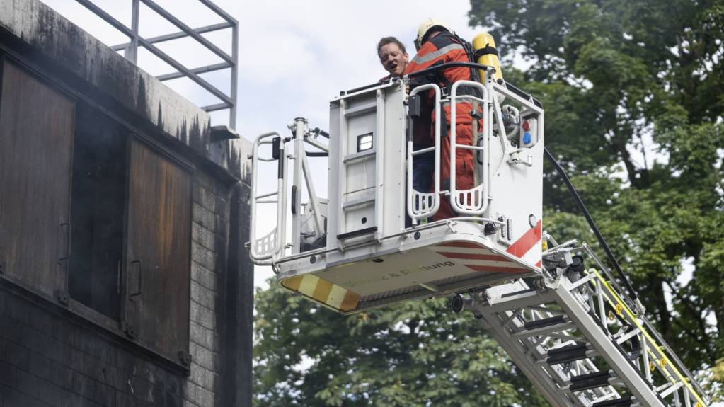 Zürcher Feuerwehr rettet mehrere Personen aus verrauchtem Gebäude