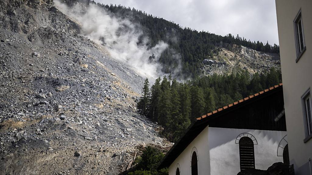 Oberhalb des Bündner Bergdorfes Brienz haben sich nach starken Regenfällen im Juli wieder mehrere und grössere Steine gelöst. (Archivbild)