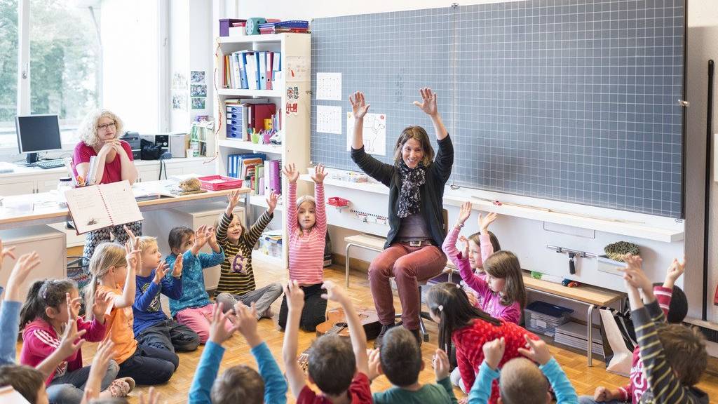 Kennenlernspiel am ersten Schultag - da kommt neimand drum herum. (Bild: Keystone/Christian Beutler)