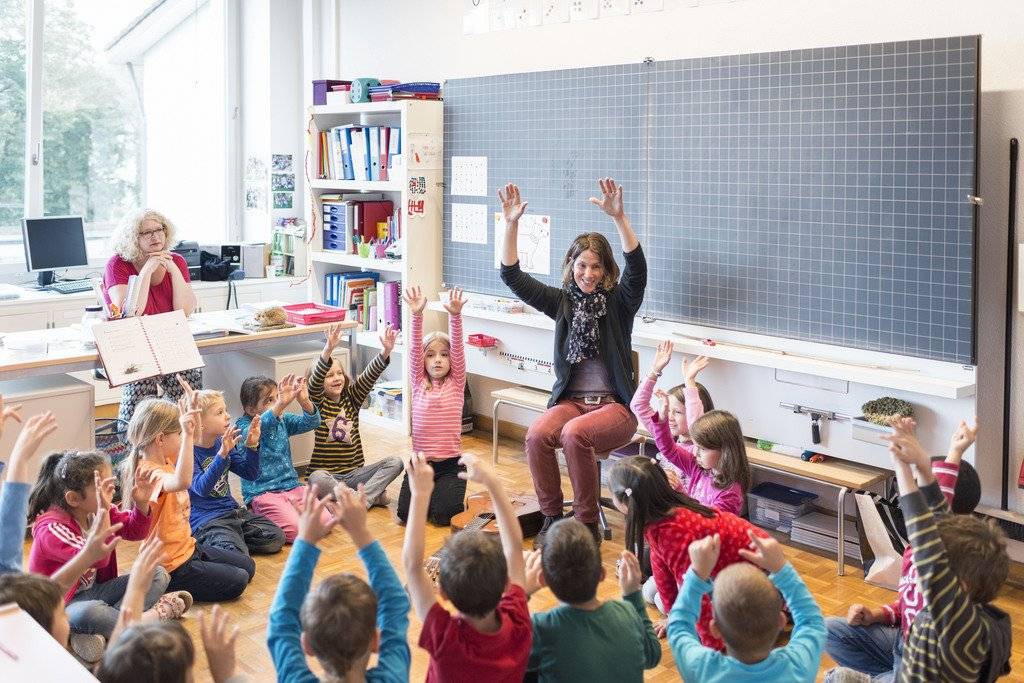 Kennenlernspiel am ersten Schultag - da kommt neimand drum herum. (Bild: Keystone/Christian Beutler)