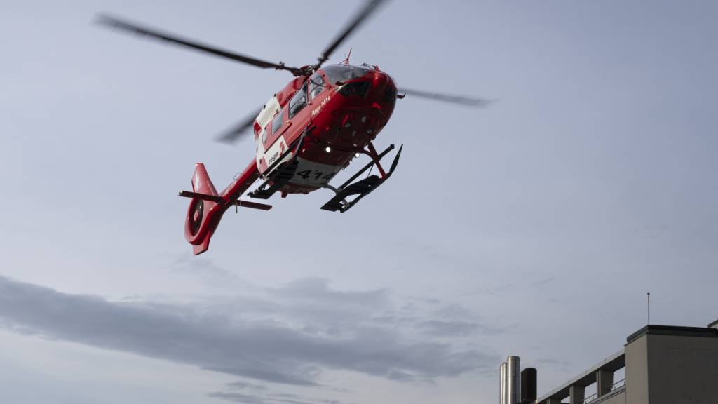 Einsatzkräfte der Rega flogen den verletzten Motorradfahrer in ein Spital. (Symbolbild)