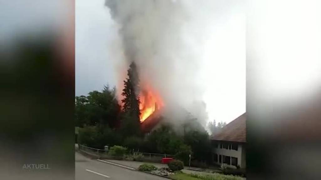 Vollbrand: In Lommiswil steht ein ehemaliges Bauernhaus in Flammen