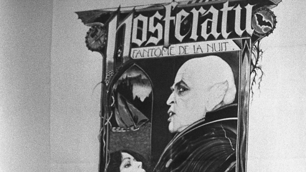 Ein lange geplantes Remake des Vampir-Horrorstummfilms «Nosferatu» von 1922 soll nun zu Weihnachten 2024 in die Kinos kommen. Im Bild Klaus Kinski in Zürich, der 1979 in einer Neuauflage mitspielte. (Archivbild)