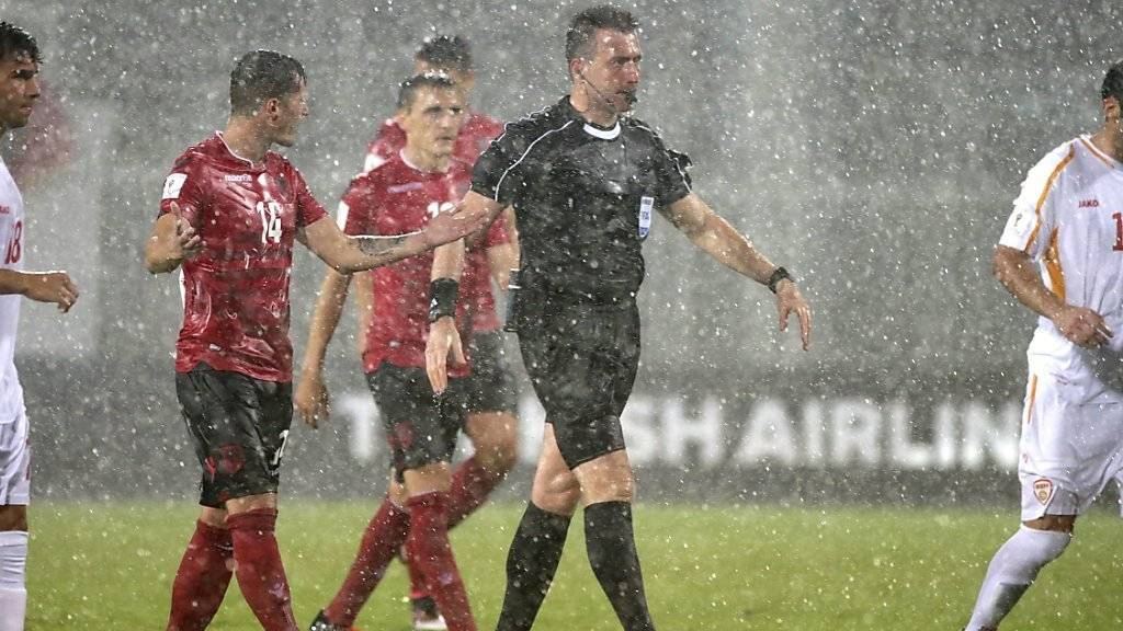 Zu viel Regen am Montag: Der Schiedsrichter muss die Partie Albanien-Mazedonien in der 79. Minute abbrechen