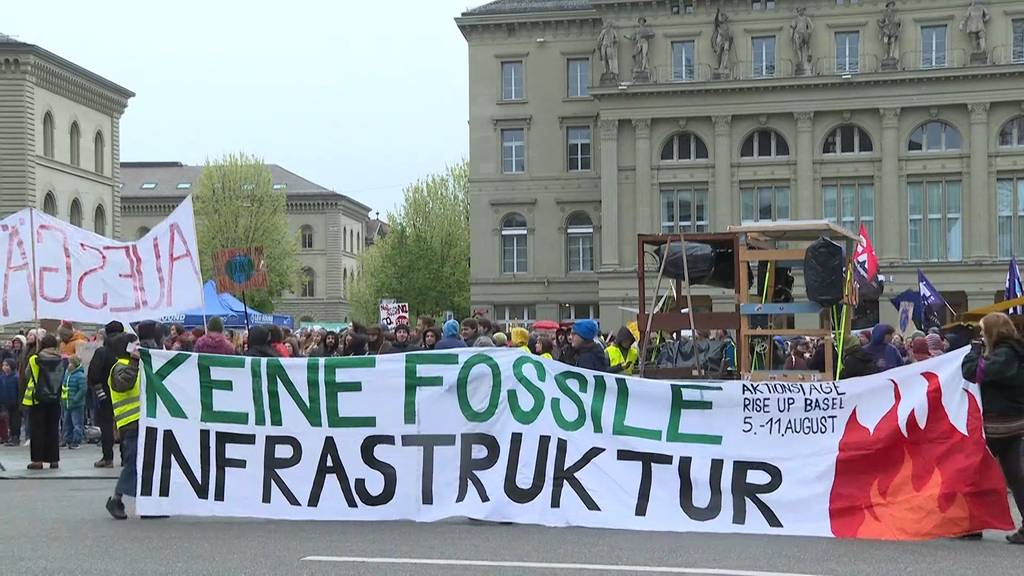 Hunderte gehen am Klimastreiktag in der Schweiz auf die Strasse