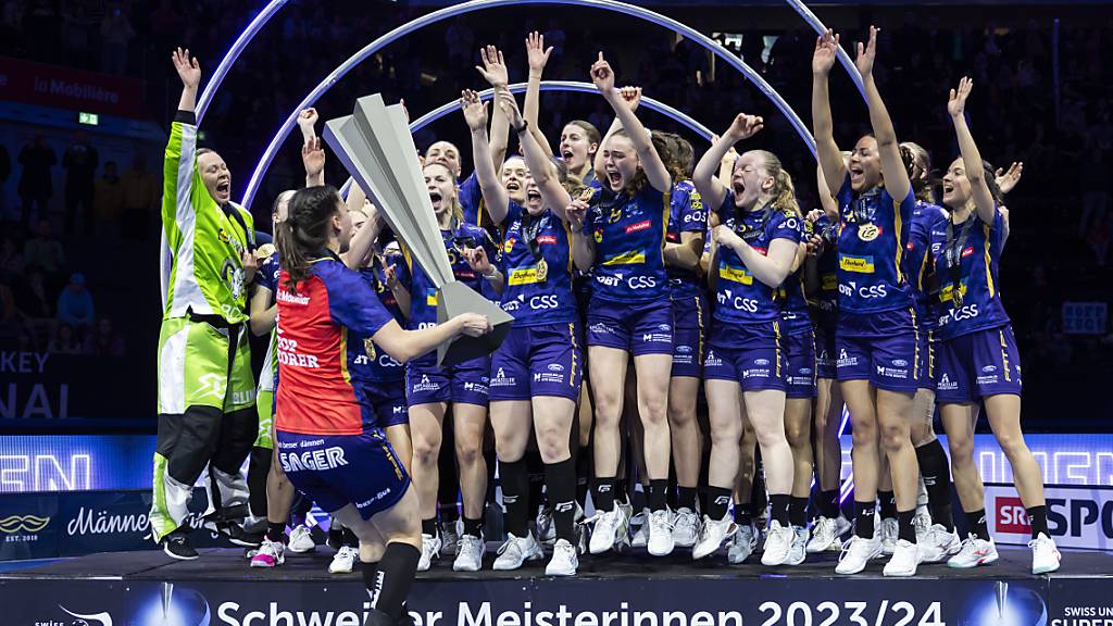 Andrea Gämperli (mit Pokal) setzt mit ihren Teamkolleginnen zu ihrer letzten Meisterfeier an