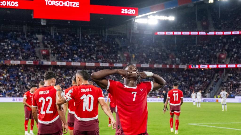Breel Embolo lässt sich nach seinem ersten von zwei Toren feiern