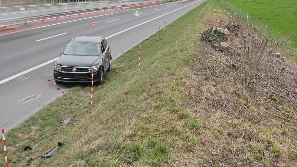 Bei einem Verkehrsunfall auf der A2 bei Rothenburg LU verletzten sich drei Personen.