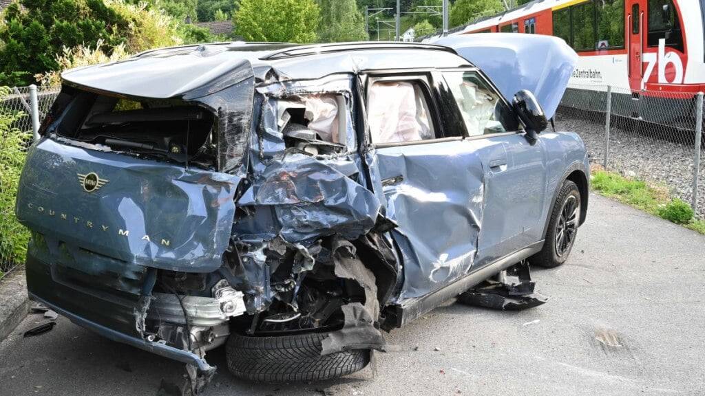 Das Auto wurde bei der Kollision mit dem Zug stark beschädigt.