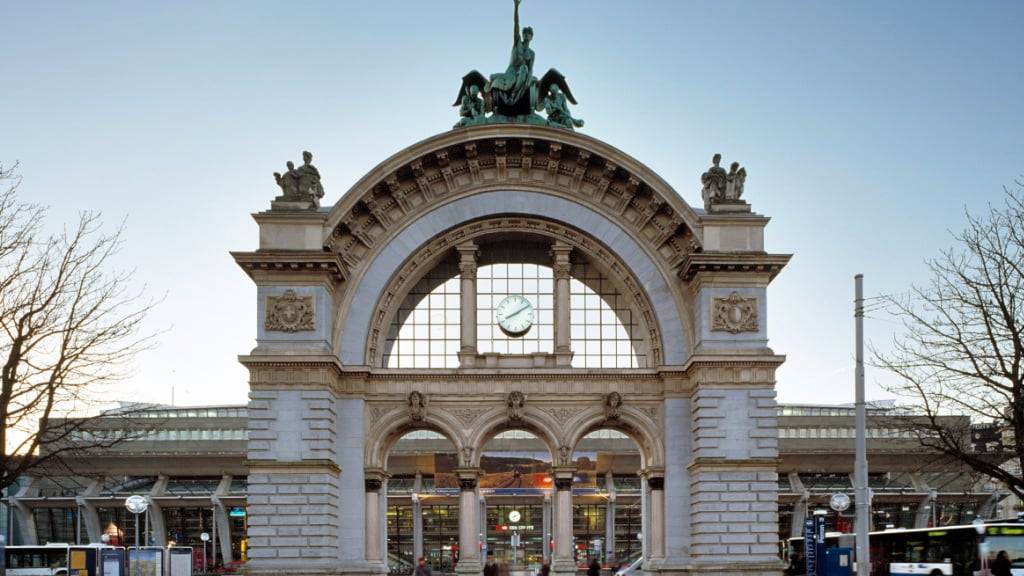 Rund um den Bahnhof Luzern treffen sich viele Jugendliche. (Archivaufnahme)