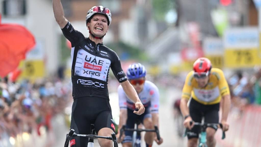 João Almeida feiert am zweitletzten Tag seinen zweiten Etappensieg an der laufenden Tour de Suisse, Kevin Vauquelin (im Hintergrund in Gelb) verteidigt seine Leaderposition