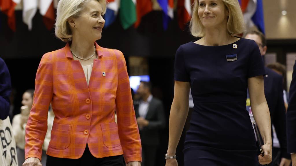 ARCHIV - Die Präsidentin der Europäischen Kommission Ursula von der Leyen und Estlands Premierministerin Kaja Kallas gehen gemeinsam zu einer Pressekonferenz während eines EU-Gipfels. Foto: Geert Vanden Wijngaert/AP/dpa